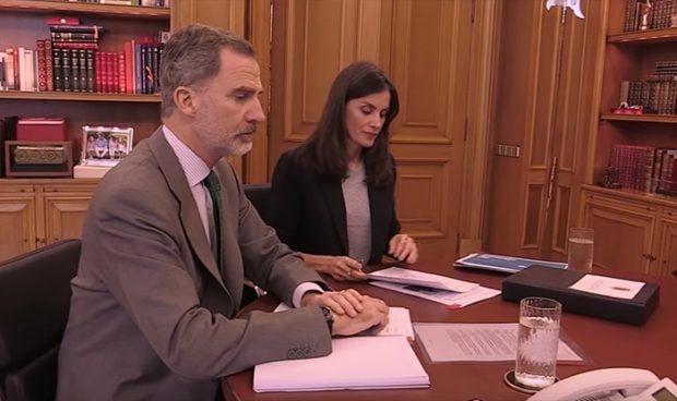 Don Felipe y do&ntilde;a Letizia se han comunicado con Cruz Roja para ver c&oacute;mo iba el trabajo relacionado con el plan #CruzRojaResponde / Imagen del v&iacute;deo de Casa de S.M. el Rey