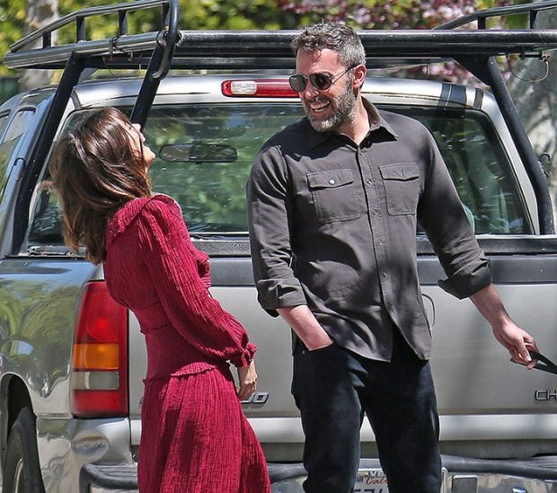 Ana de Armas y Ben Affleck se divierten paseando a sus mascotas por las calles de Los &Aacute;ngeles / GTRES