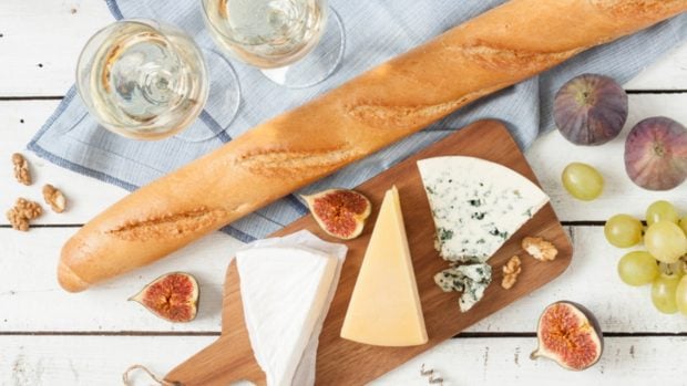 C&oacute;mo preparar un maridaje de quesos con vinos en casa