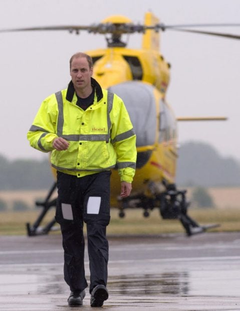 El príncipe Guillermo en su trabajo como conductor de ambulancias en el East Anglian Air Ambulance (EAAA) en Cambridge Airport/Gtres