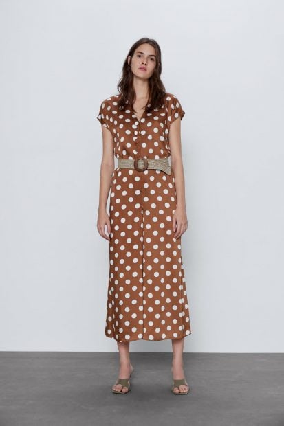La reina Letizia marca estilo con estas prendas low cost de Zara