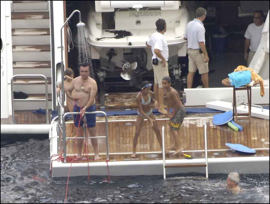 Jos&eacute; Ortega Cano y unos jovenc&iacute;simos Gloria Camila y Jos&eacute; Fernando en el barco de 'El Pocero' en agosto de 2006 / GTRES