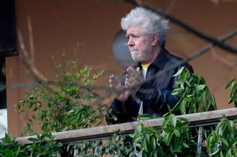 Pedro Almodóvar aplaudiendo a los sanitarios desde su balcón en Madrid / GTRES