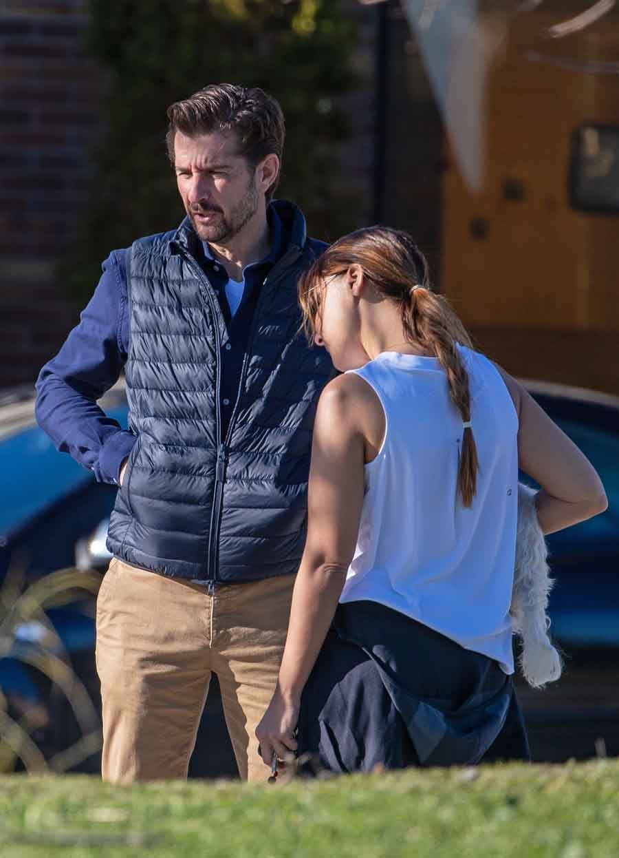 La pareja ha decidido seguir adelante con sus planes de boda y la fecha no ha cambiado. Al menos por ahora / GTRES