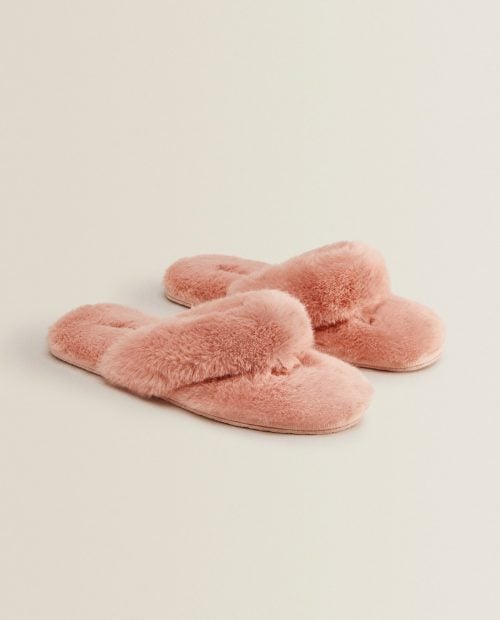 Las 5 zapatillas de estar por casa que triunfan durante la cuarentena