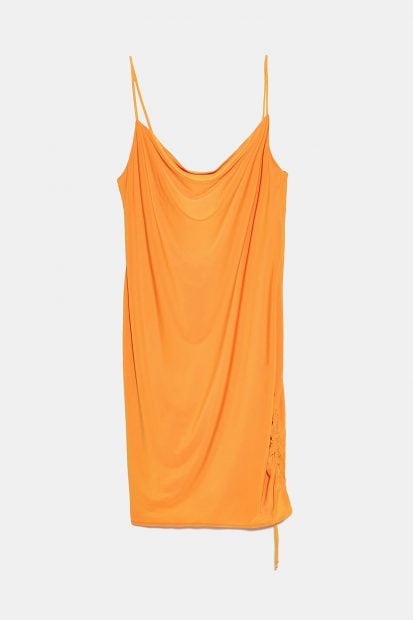El vestido lencero es la alternativa al chándal que nos trasladará a los años 90