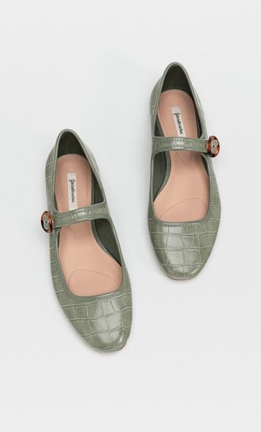 5 zapatos planos de Stradivarius valen menos de 30 euros y son ideales