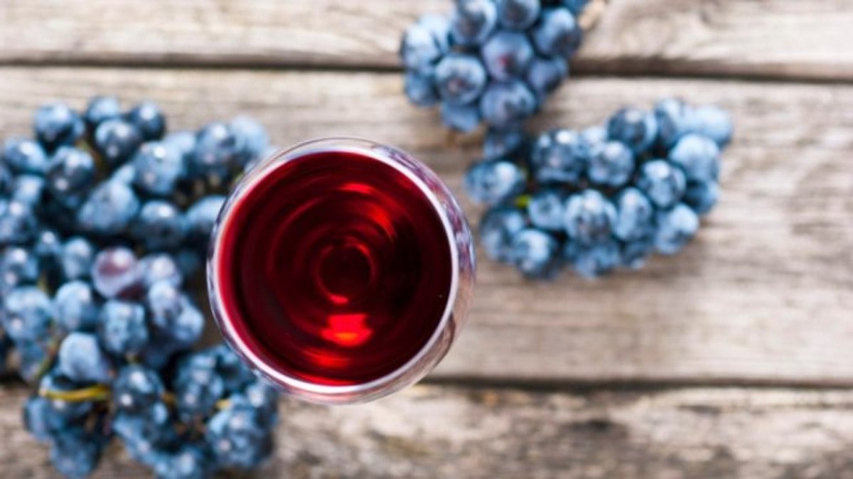 Cómo hacer una mascarilla antienvejecimiento con vino tinto