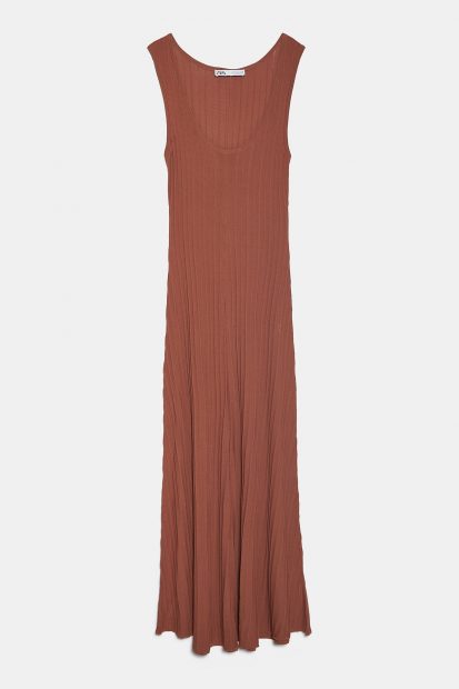 Estos son los nuevos vestidos largos que quedan bien a las bajitas