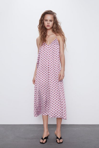 Estos son los nuevos vestidos largos que quedan bien a las bajitas