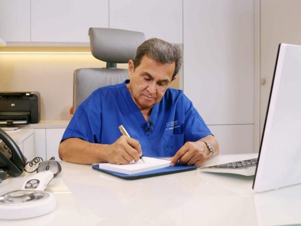 El Dr. Gabriel Serrano en su cl&iacute;nica de Valencia.