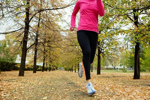 Runner practicando ejercicio