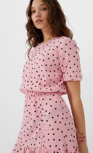 Este es el vestido ideal de Stradivarius para llevar con zapatillas