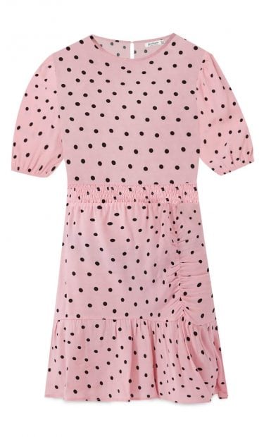Este es el vestido ideal de Stradivarius para llevar con zapatillas