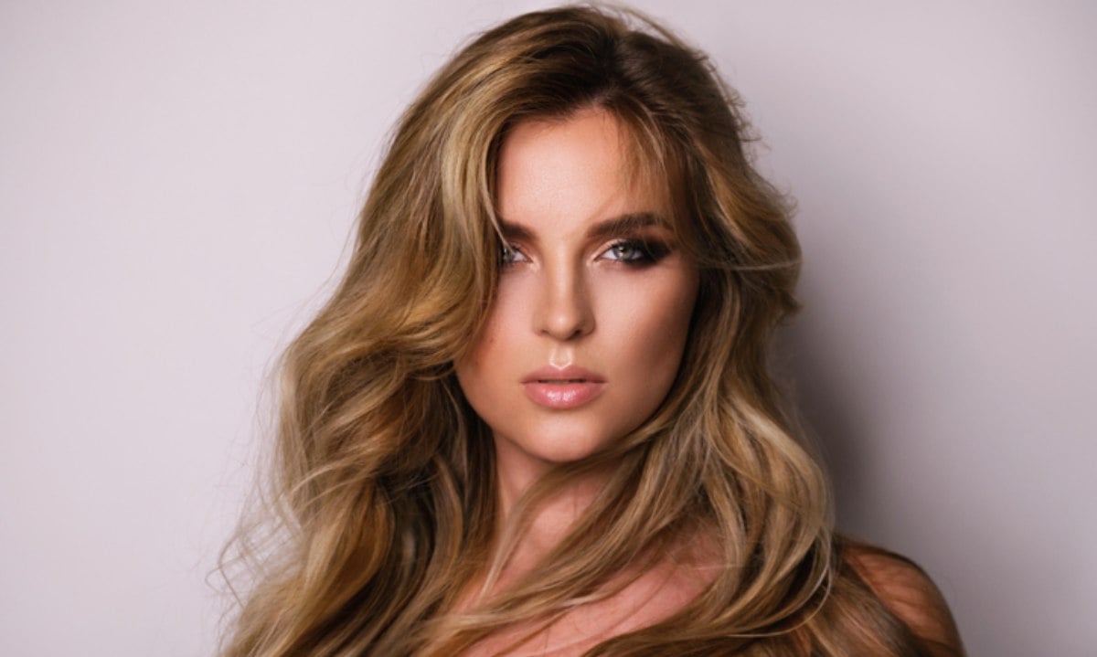 El corte de pelo ideal para disimular canas y rejuvenecer al momento