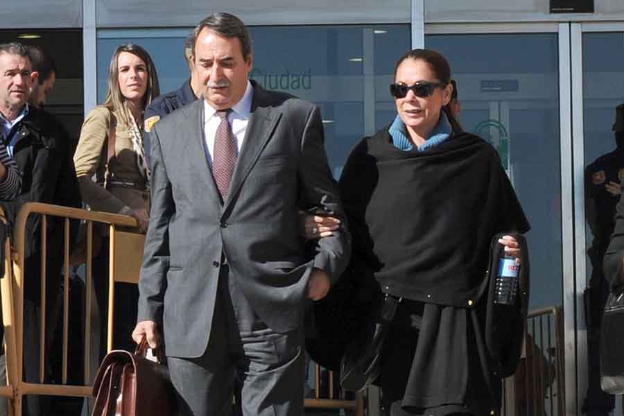 Isabel Pantoja junto a Jos&eacute; &Aacute;ngel Gal&aacute;n en los juzgados de M&aacute;laga / GTRES