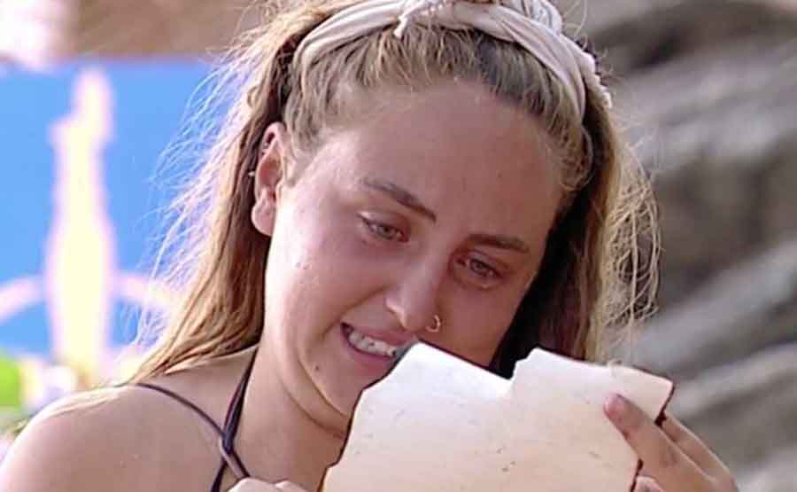 Rocío Flores no pudo contener la emoción al leer la carta que recibió de sus hermanos en 'Supervivientes' / Telecinco