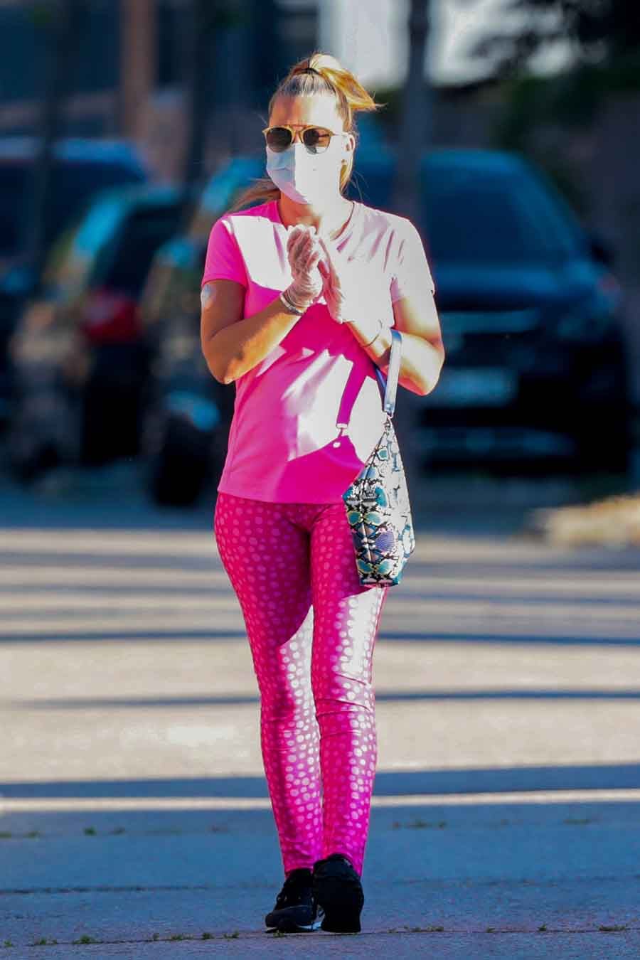 Bel&eacute;n Esteban durante su primer paseo en la crisis del coronavirus / GTRES