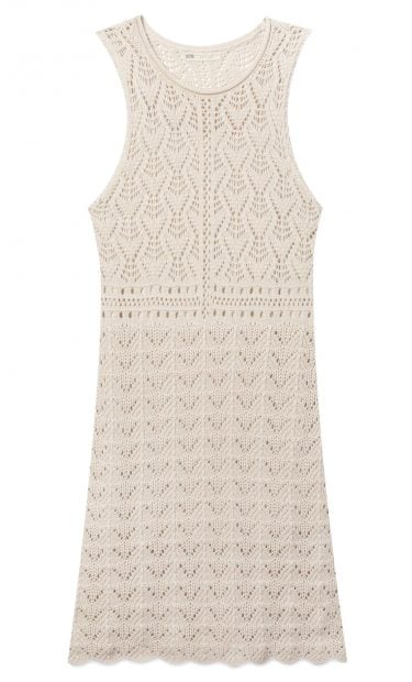 Stradivarius tiene el vestido de crochet sesentero más elegante