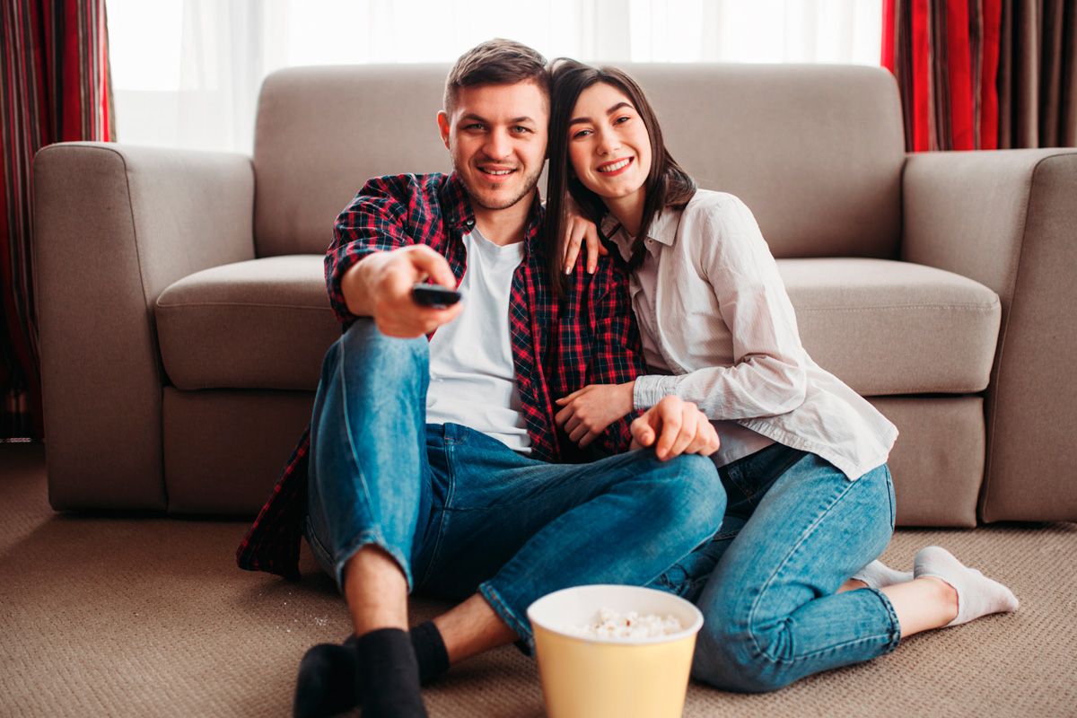 El cine en casa tiene muchas posibilidades porque permite acompañar la sesión de cine con muchos snacks / Gtres