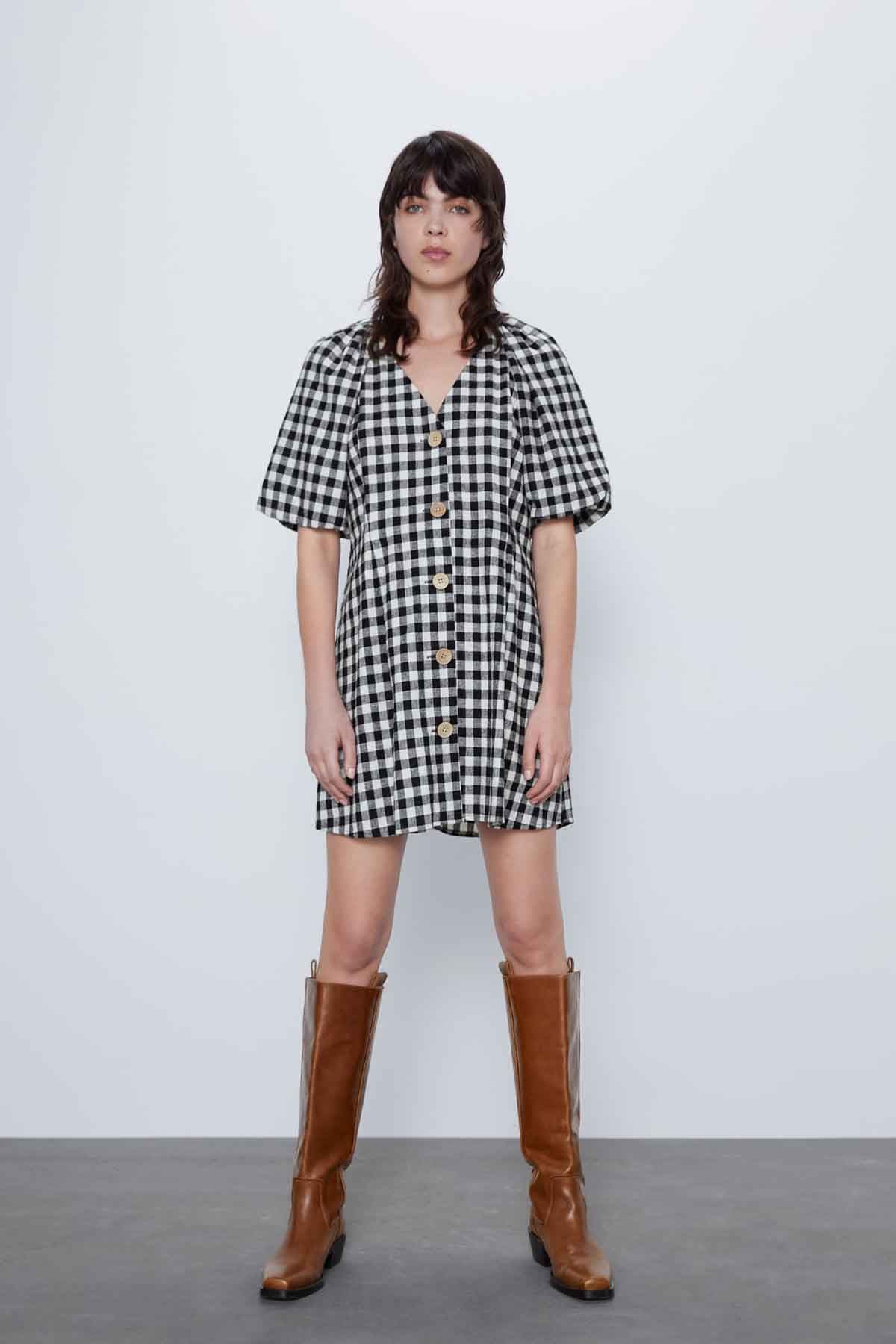 Vestido estampado vichy blanco y negro de Zara / Zara