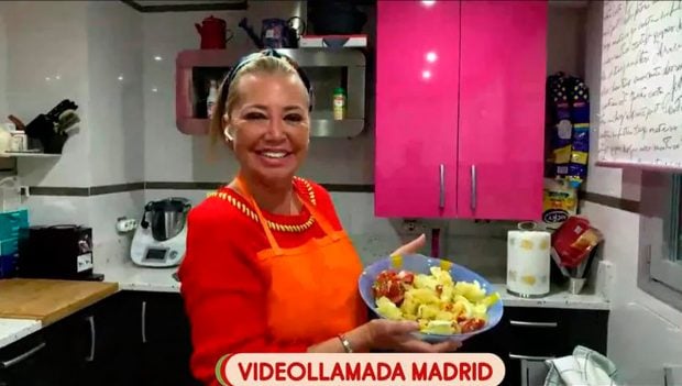 Belén Esteban durante su sección de cocina en 'Sálvame' (Mediaset).