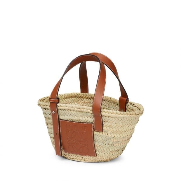 Pull&Bear copia un famoso capazo de Loewe y lo vende por 25,99 euros