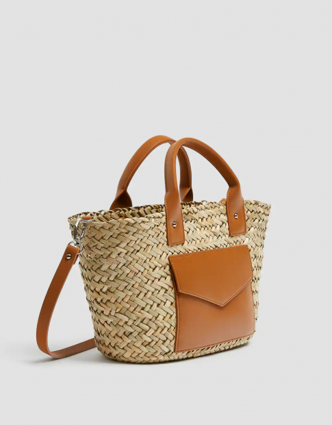 Pull&Bear copia un famoso capazo de Loewe y lo vende por 25,99 euros