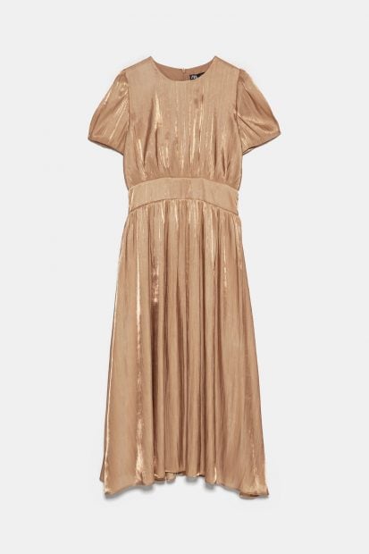 Las rebajas de Zara ponen a tu disposición vestidos dignos de la realeza a menos de 20 euros