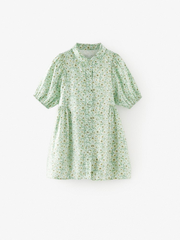 El vestido babydoll camisero con el que compiten Zara Kids y Stradivarius