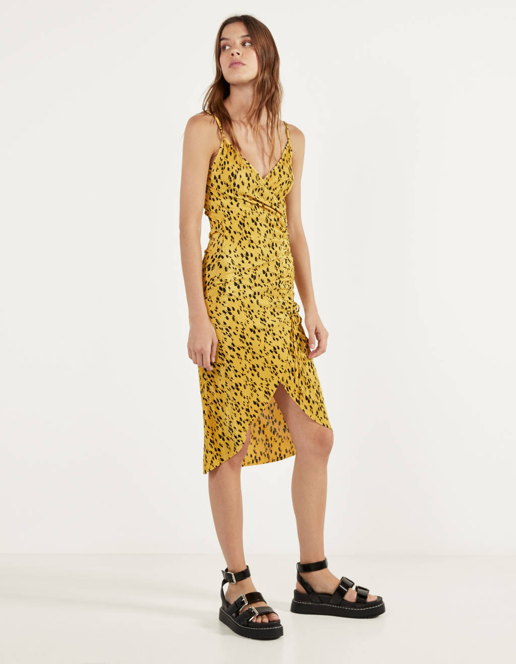 Este es el vestido mostaza de Bershka que hace tipazo y vale menos de 20 euros