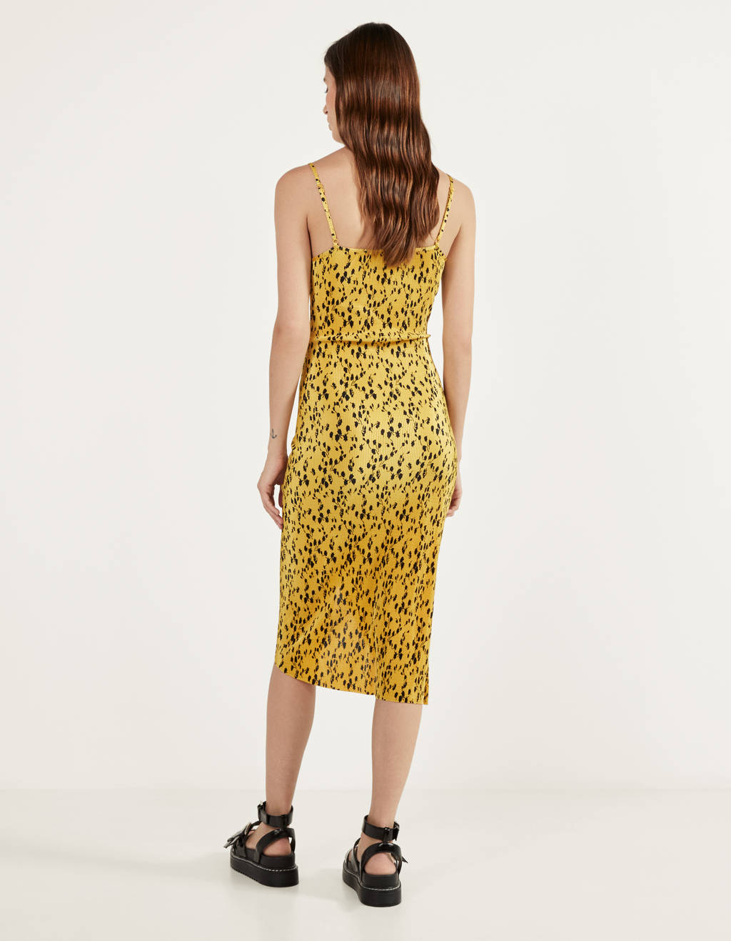 Este es el vestido mostaza de Bershka que hace tipazo y vale menos de 20 euros