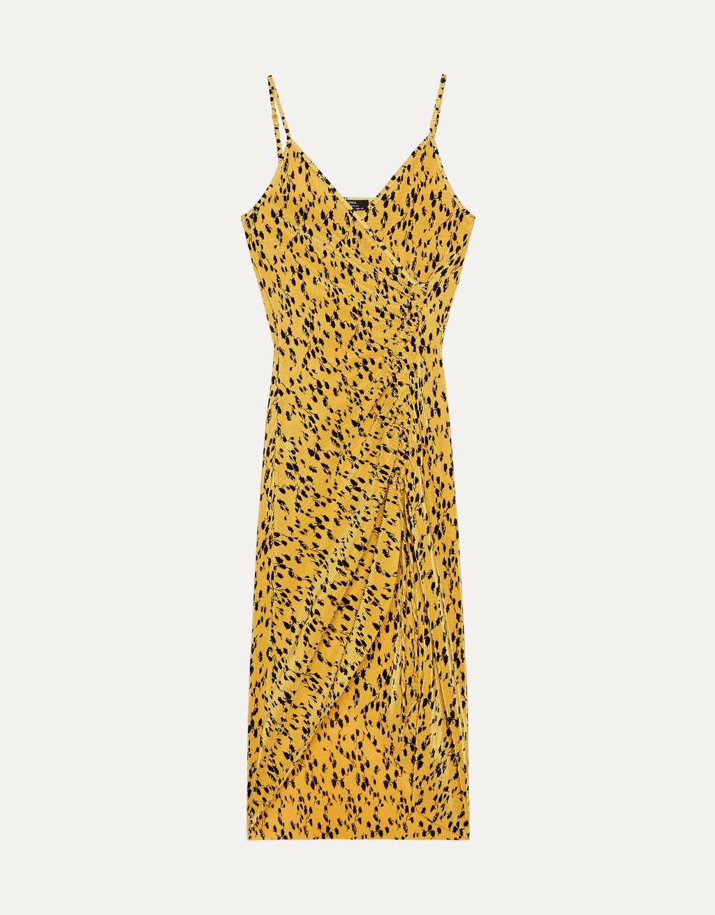 Este es el vestido mostaza de Bershka que hace tipazo y vale menos de 20 euros