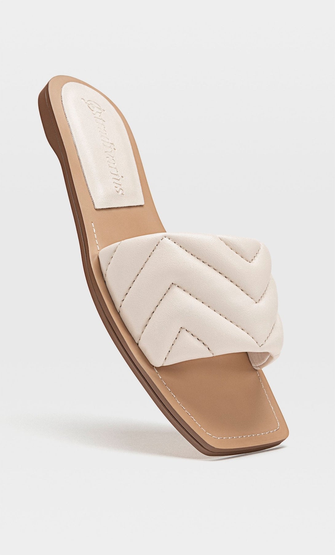 Las sandalias planas de Stradivarius que ha puesto de moda Paula Echevarría