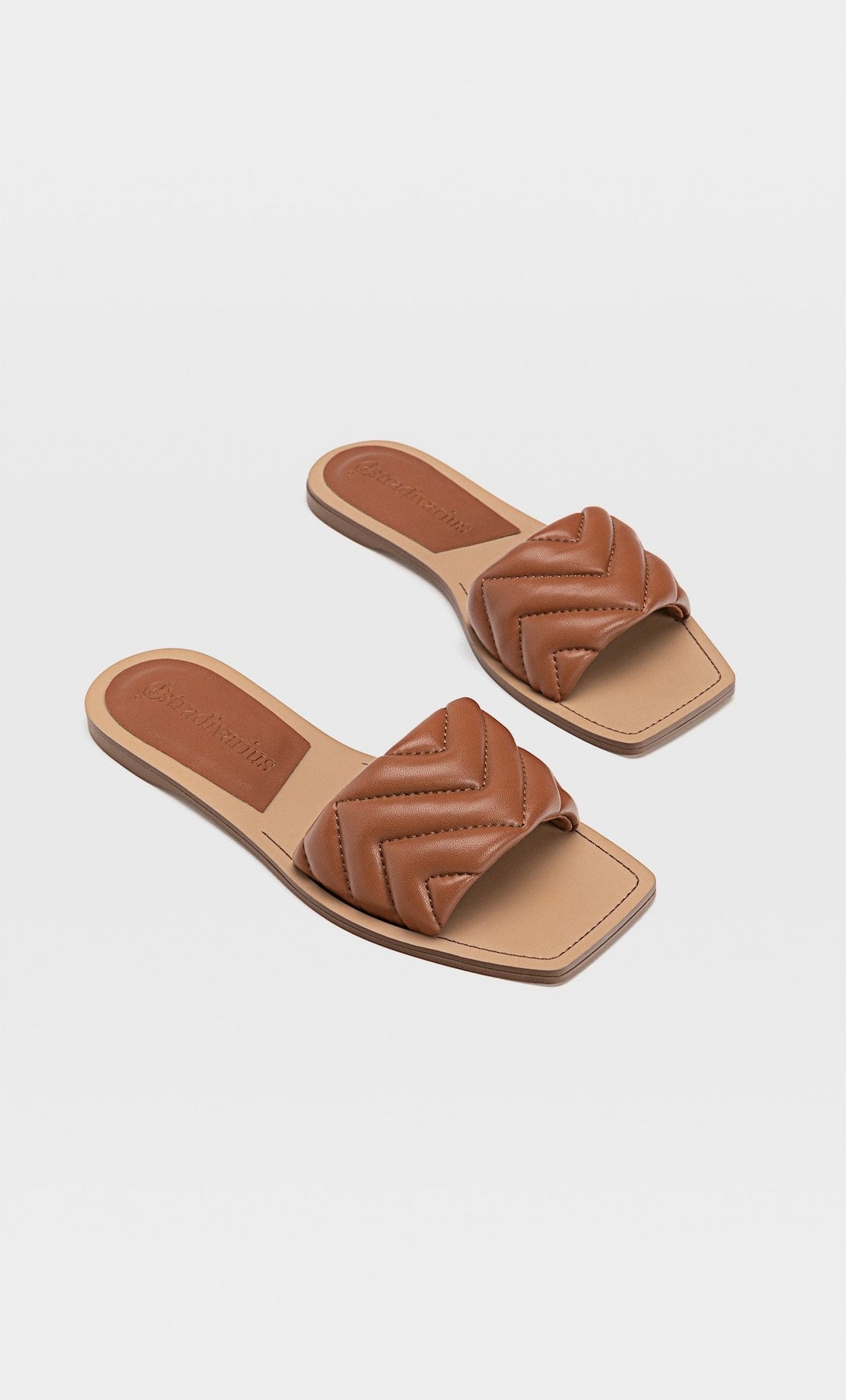 Las sandalias planas de Stradivarius que ha puesto de moda Paula Echevarría