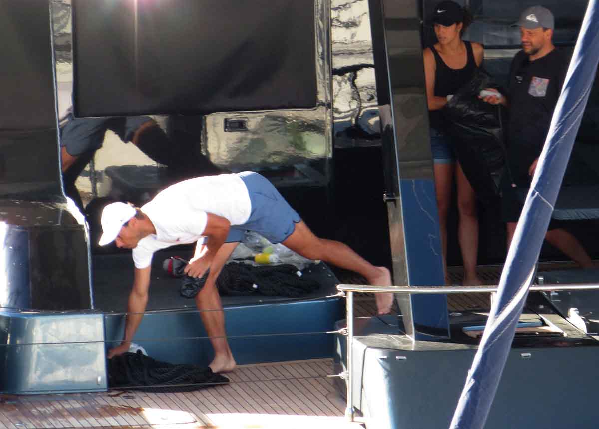 Rafa Nadal y Xisca Perelló estuvieron trabajando para dejar el barco impecable / GTRES