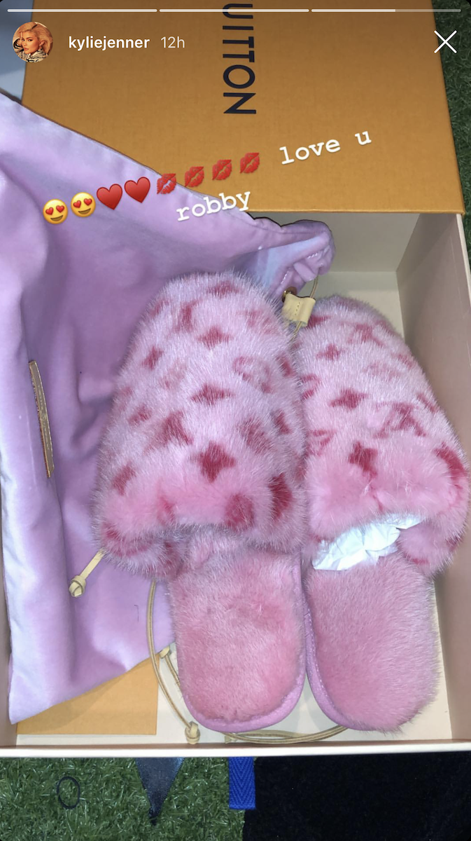 Las polémicas zapatillas de ir por casa de Kylie Jenner de piel de visón marca Louis Vuitton