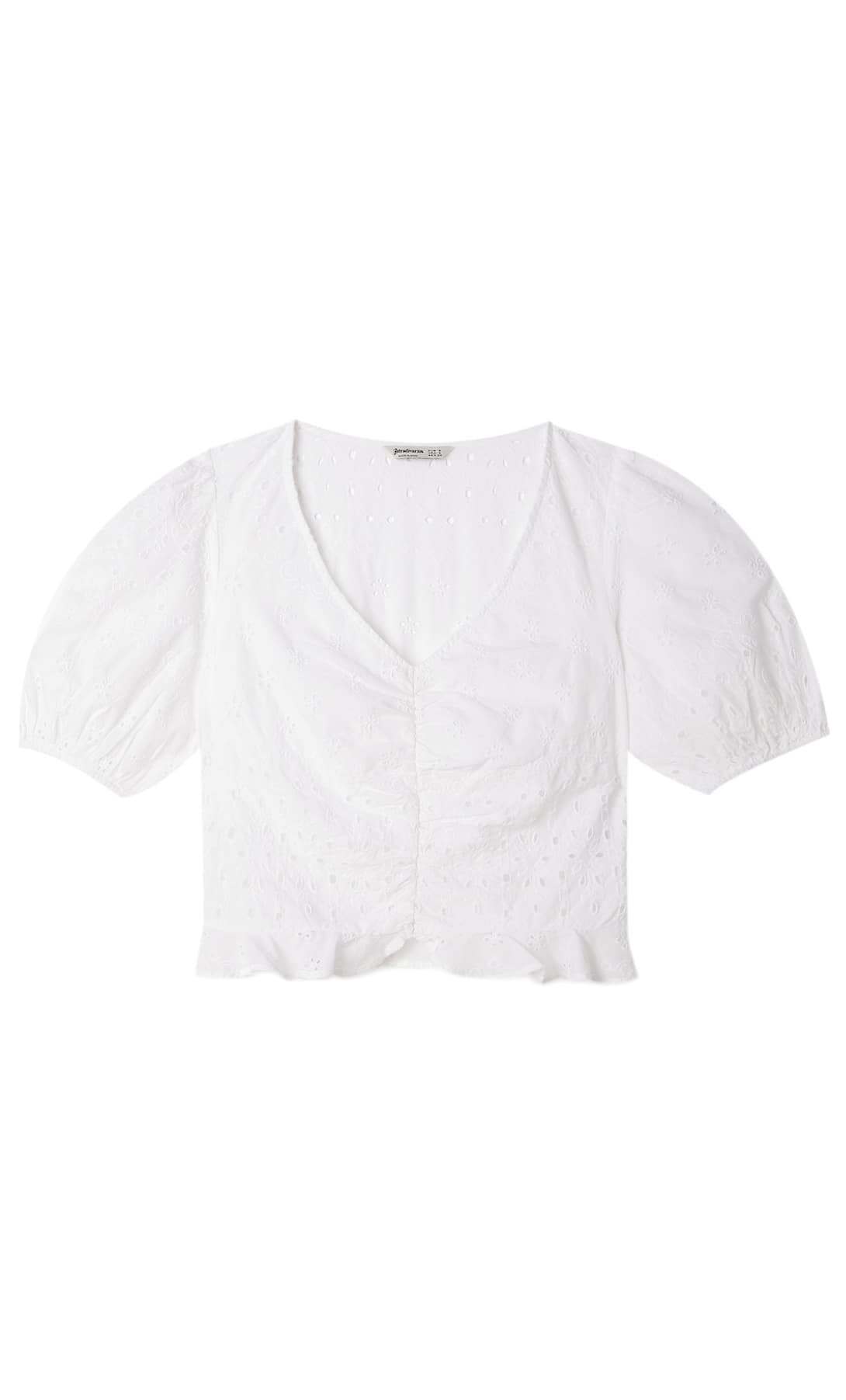 Los 5 tops blancos de Stradivarius que resaltan el bronceado 