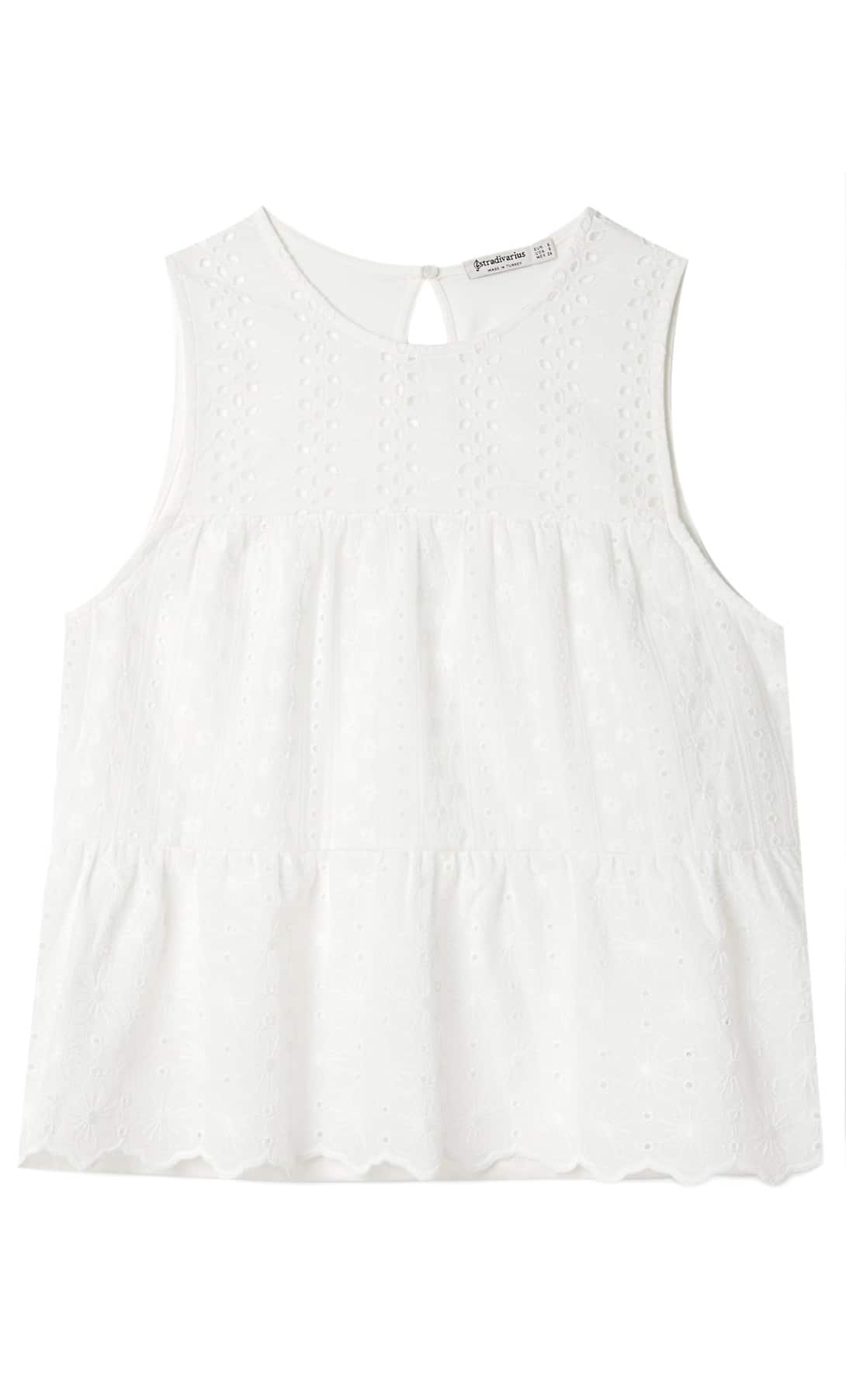 Los 5 tops blancos de Stradivarius que resaltan el bronceado 