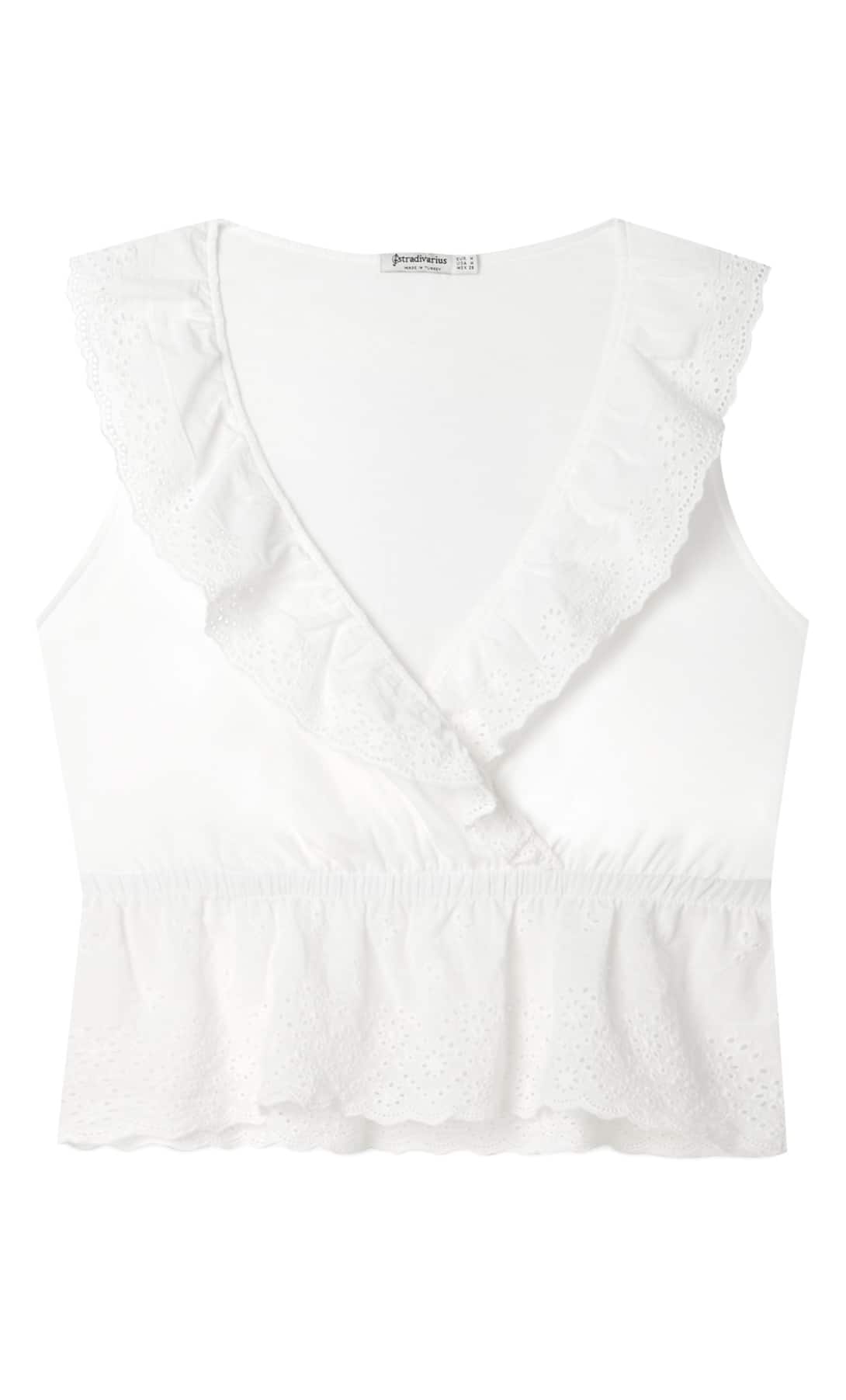 Los 5 tops blancos de Stradivarius que resaltan el bronceado 