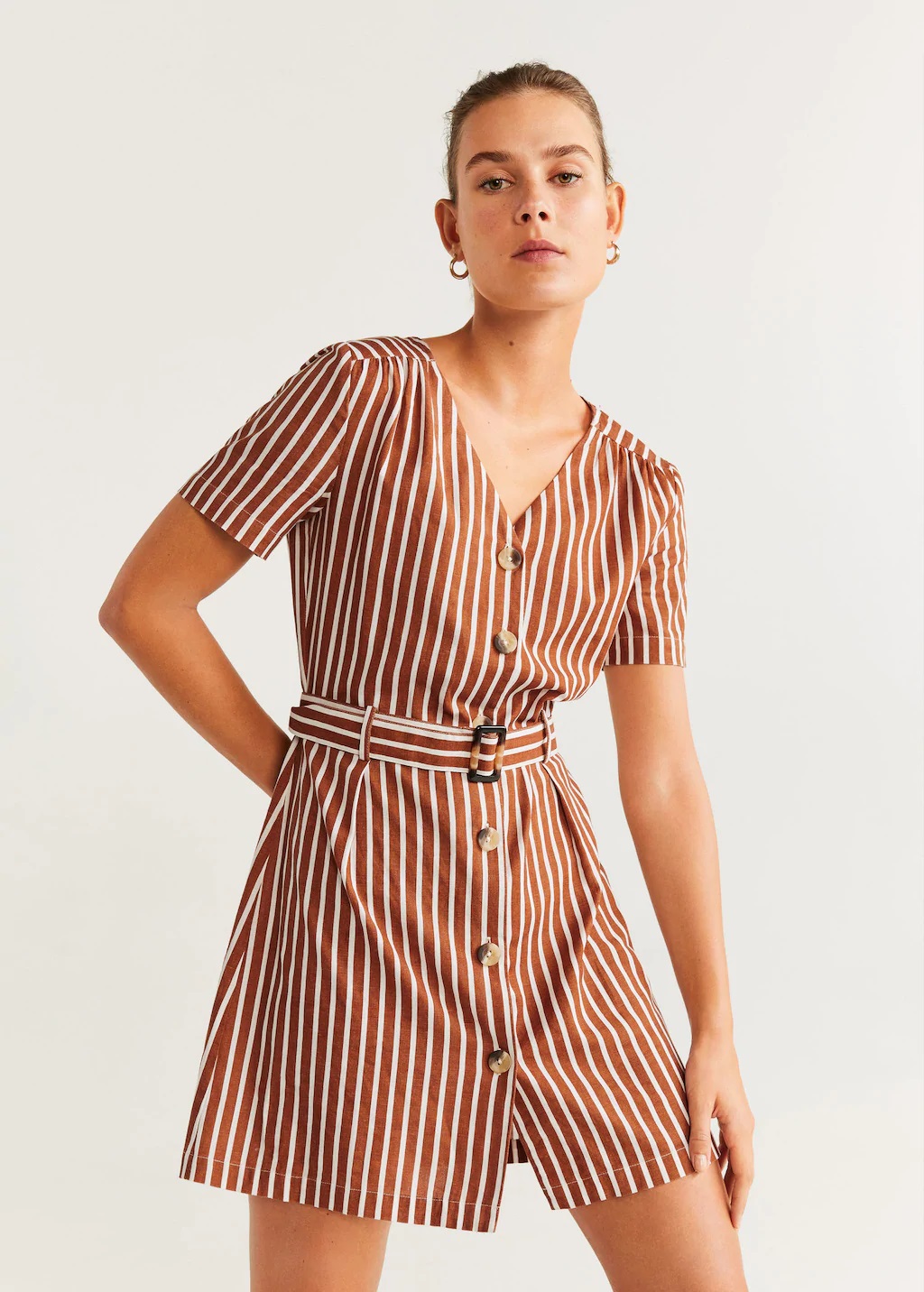 El vestido camisero estilo Jacky Kennedy est&aacute; en Mango en largo o en corto, t&uacute; eliges