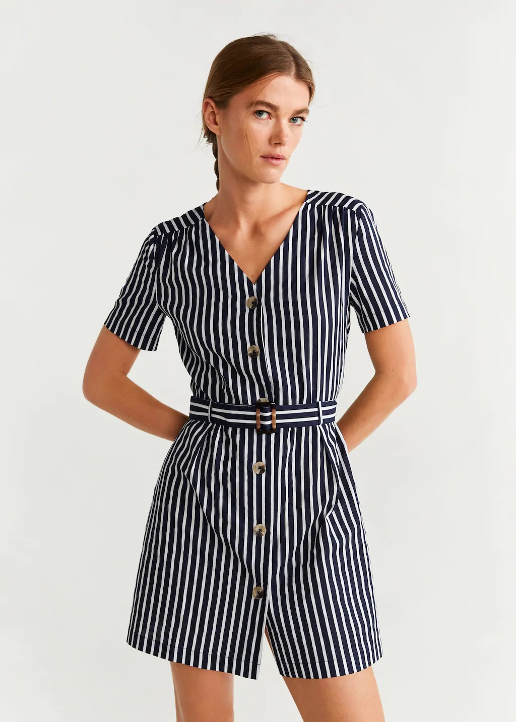 El vestido camisero estilo Jacky Kennedy est&aacute; en Mango en largo o en corto, t&uacute; eliges