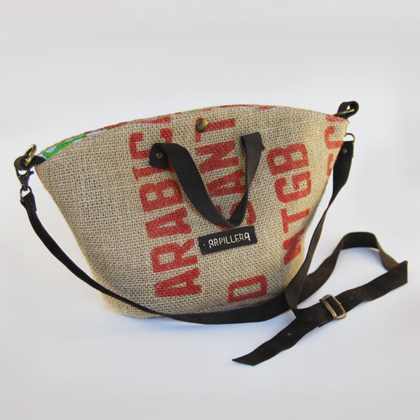 Descubre estos bolsos espa&ntilde;oles hechos con sacos de caf&eacute; ideales para el verano