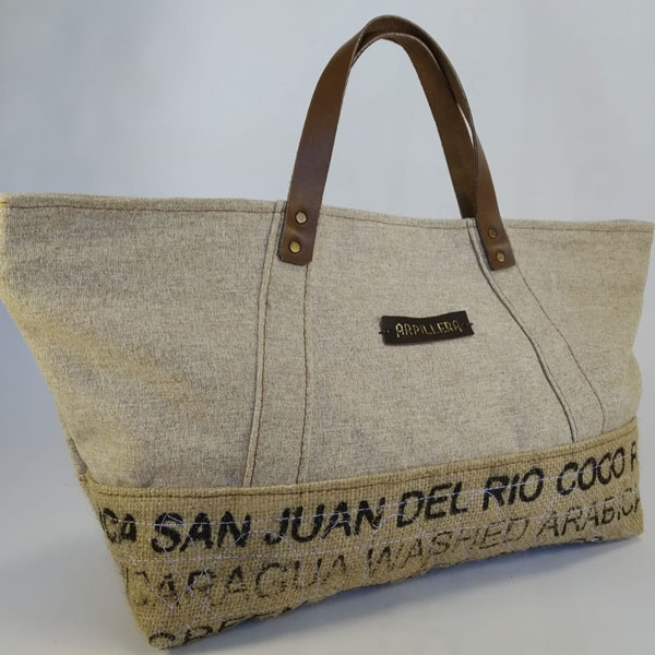 Descubre estos bolsos espa&ntilde;oles hechos con sacos de caf&eacute; ideales para el verano