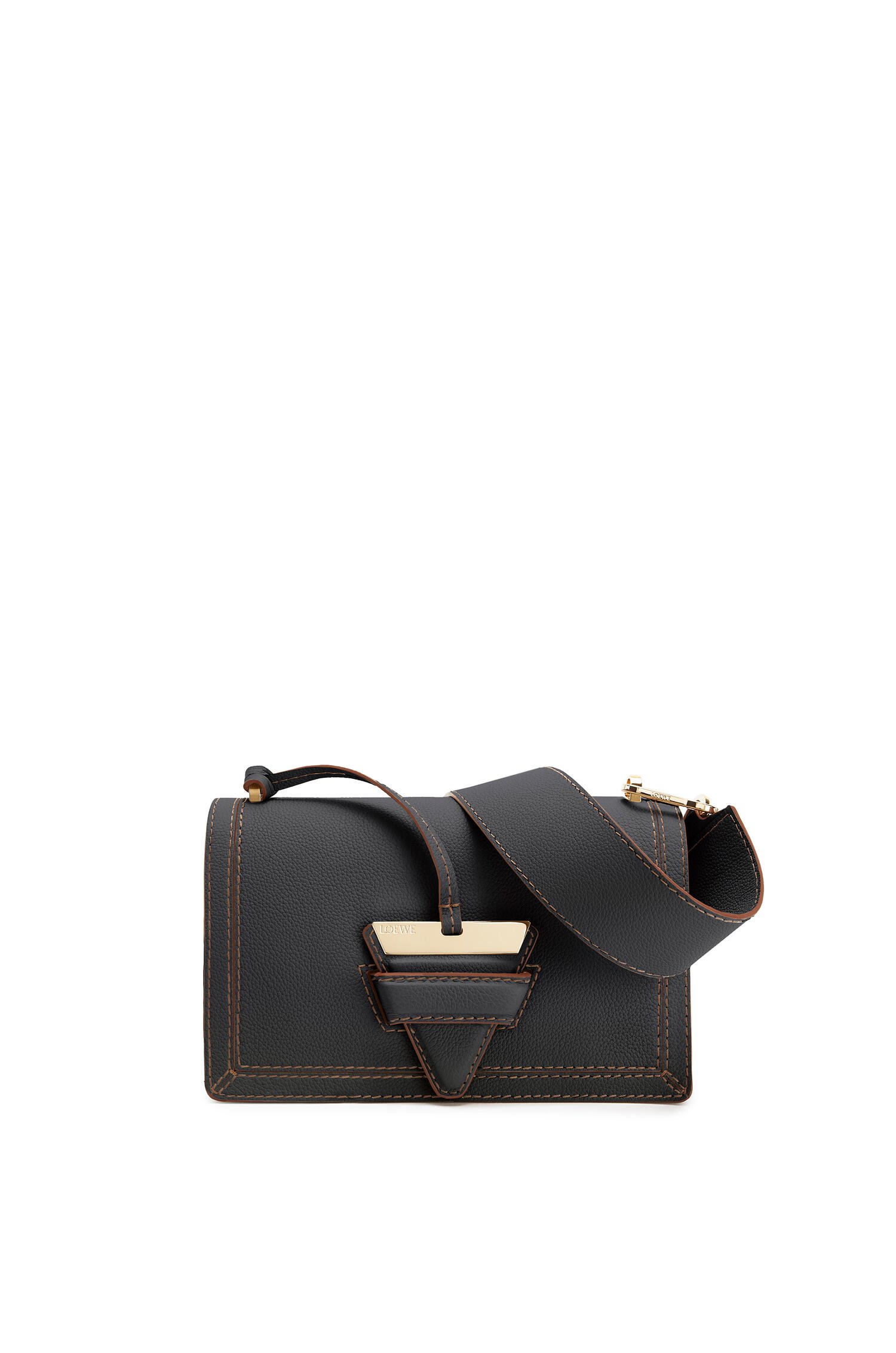 El bolso de Anita Matamoros de Loewe hecho de piel de ternera se vende por 2.250 euros