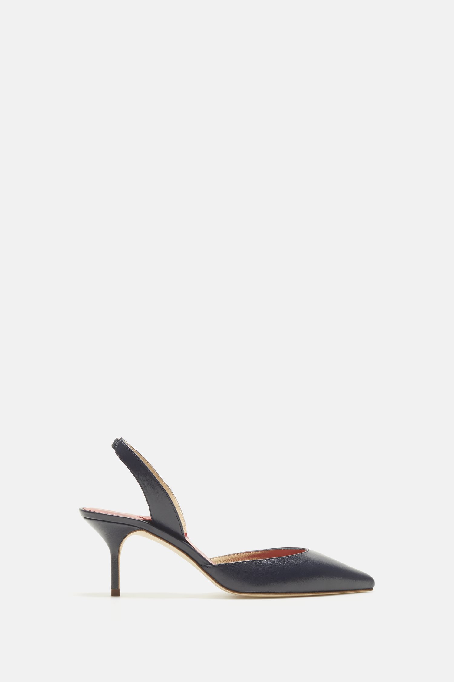 Letizia se sube a tacones de marca, estos Carolina Herrera los tiene iguales en varios colores