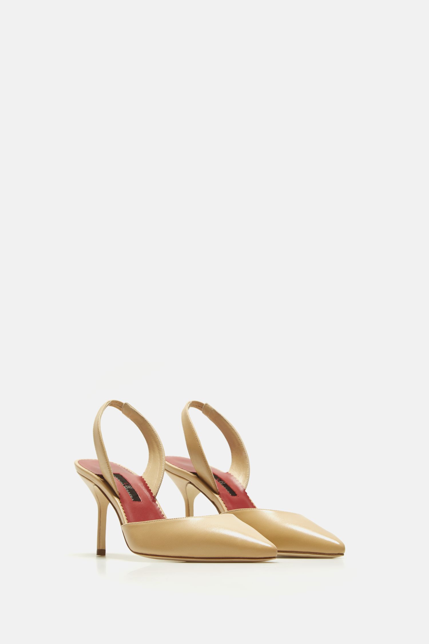 Letizia se sube a tacones de marca, estos Carolina Herrera los tiene iguales en varios colores
