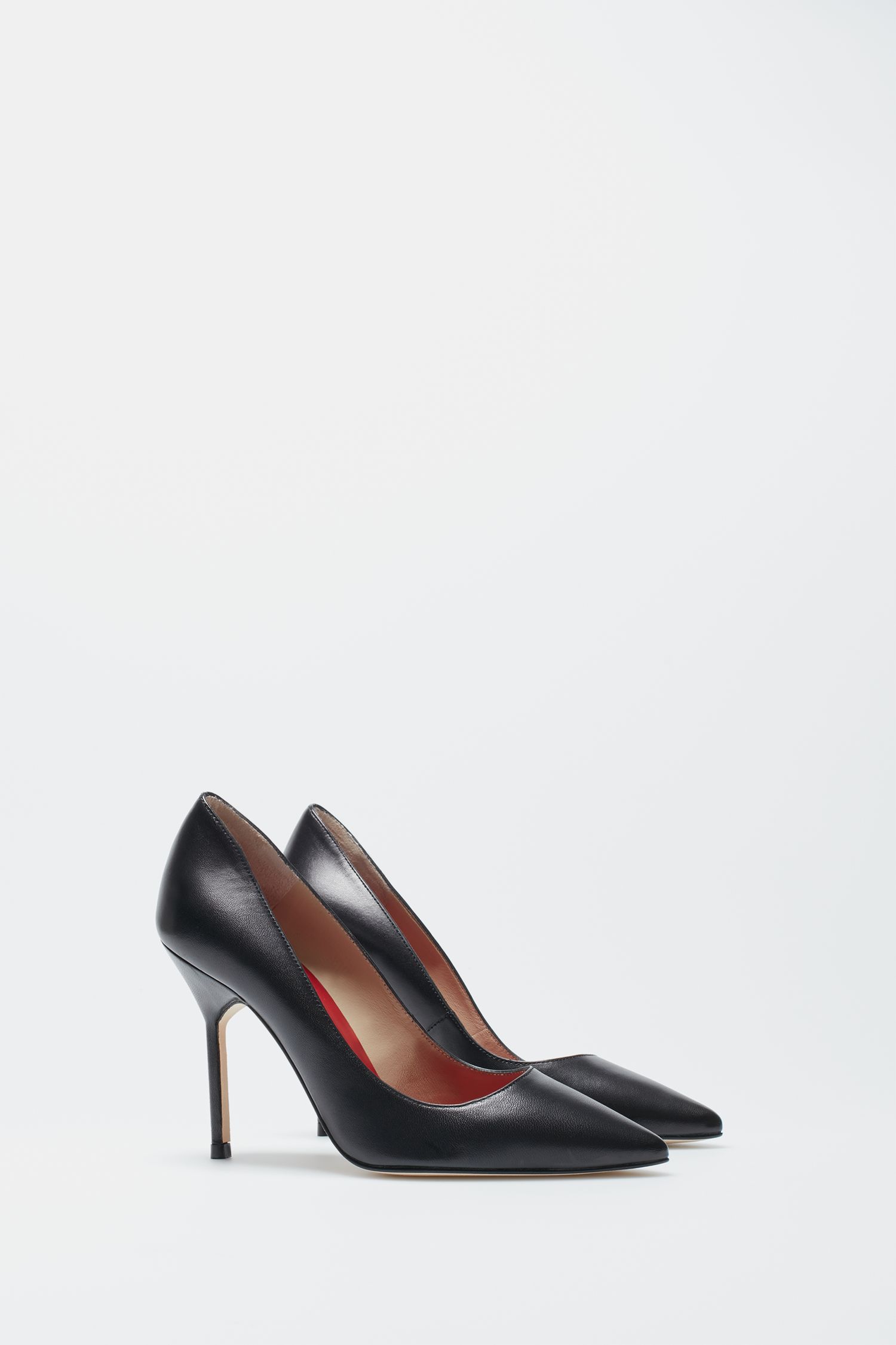 Letizia se sube a tacones de marca, estos Carolina Herrera los tiene iguales en varios colores