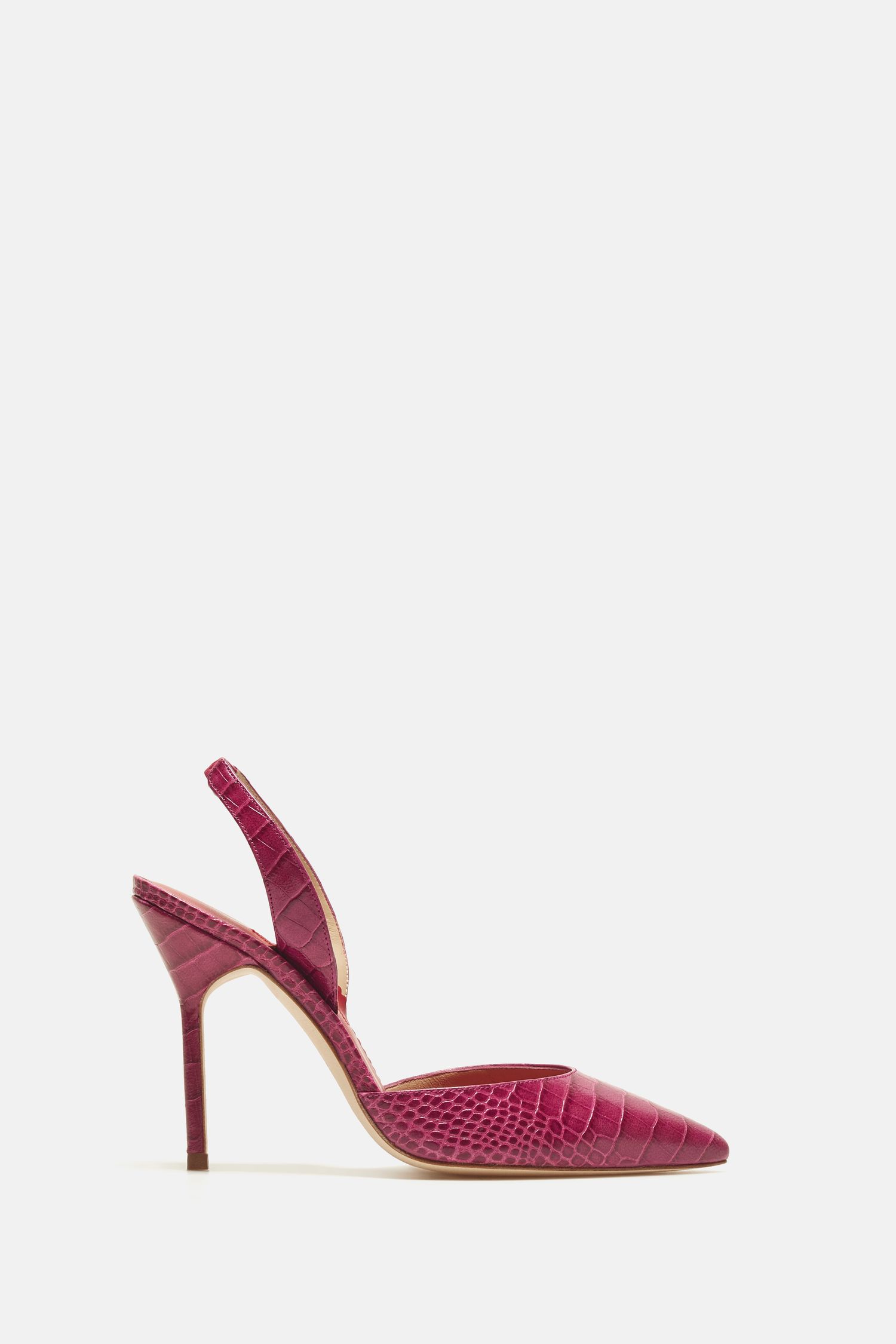Letizia se sube a tacones de marca, estos Carolina Herrera los tiene iguales en varios colores