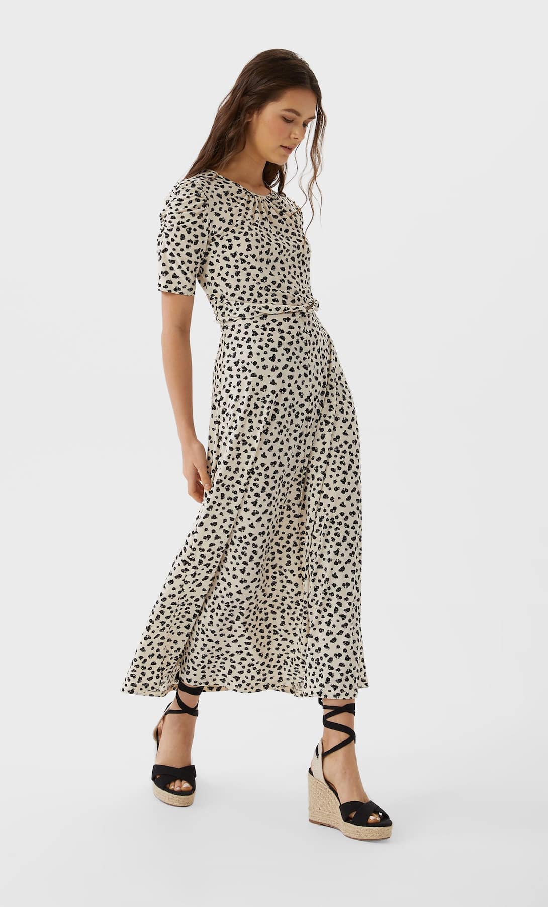 Stradivarius: Este es el vestido midi destinado a convertirse en viral por menos de 30 euros
